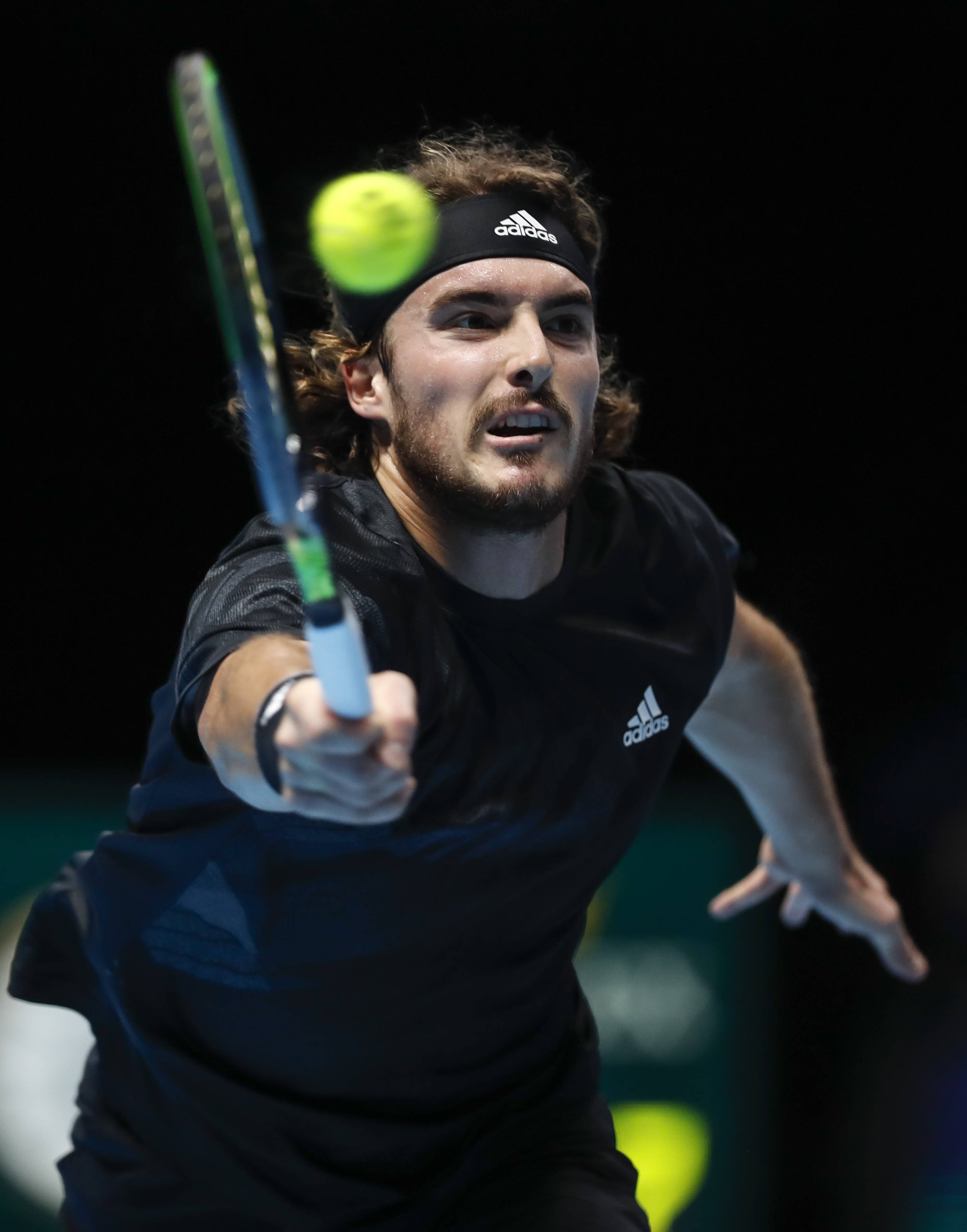 关于法国网球队险胜西班牙网球队，西西帕斯爆发神勇的信息