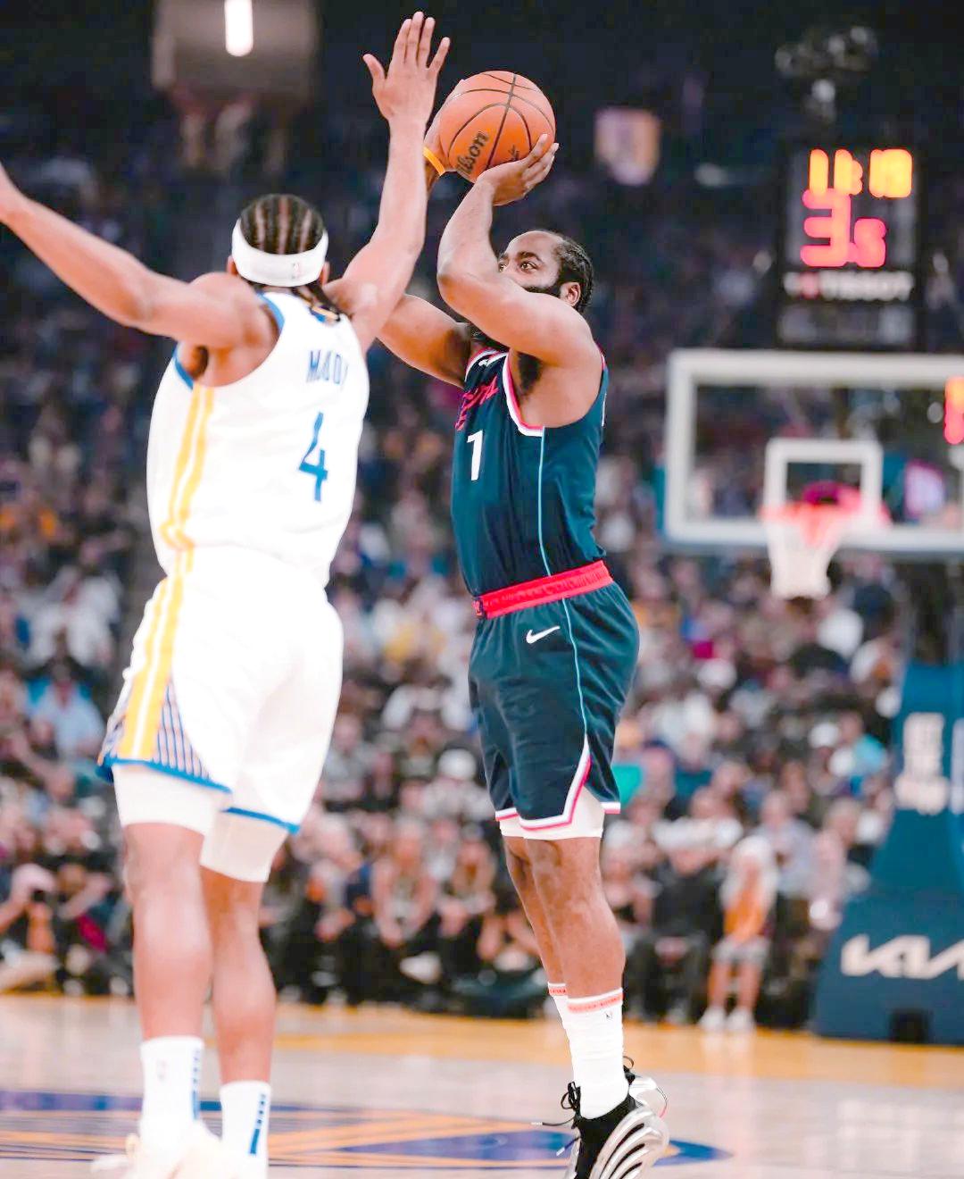 快船险胜湖人，继续保持不败战绩