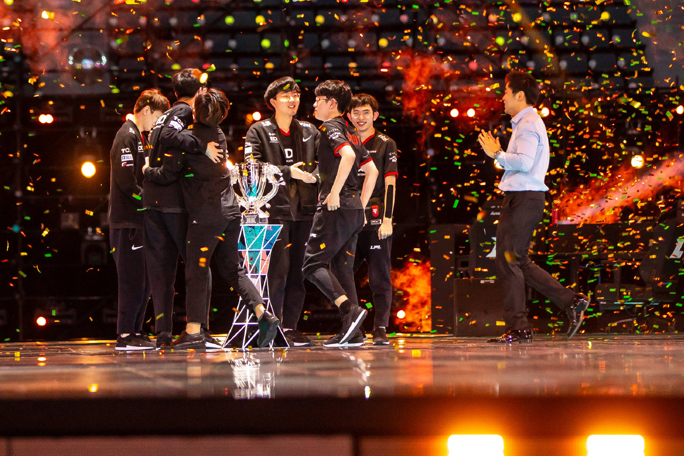 球星爆发！英雄联盟赛场再现神级操作的简单介绍