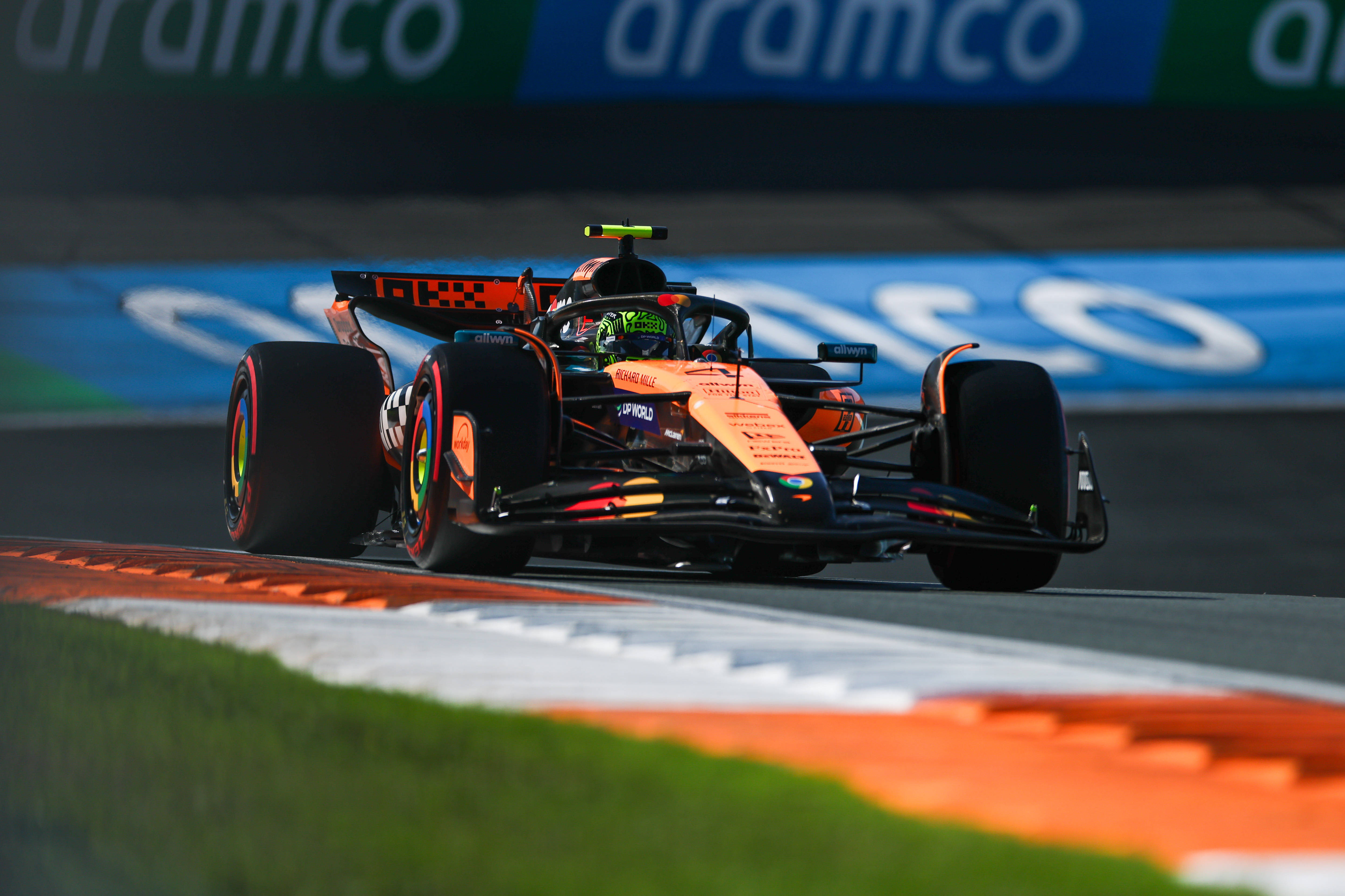 红牛车队绝杀法拉利，皮亚斯特里刷新纪录